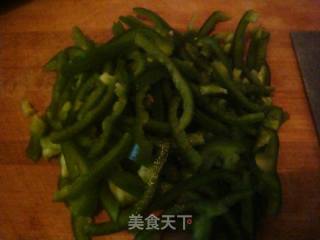 青椒胡萝卜炒肉丝的做法步骤：4