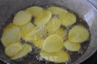 让人垂涎不止的 香烤鸡翅根 与 自制薯片的做法步骤：4