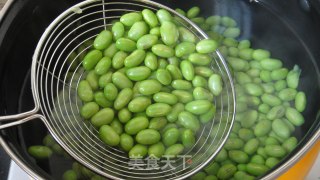 家乡小菜-----剁椒腌毛豆的做法步骤：2