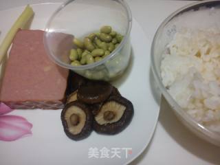 香菇火腿炒饭的做法步骤：1