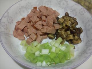 香菇火腿炒饭的做法步骤：2