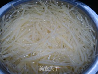 酸辣孜然土豆丝的做法步骤：1