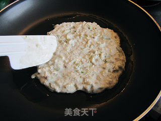 香甜煎槐花饼的做法步骤：5