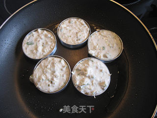 香甜煎槐花饼的做法步骤：7