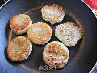 香甜煎槐花饼的做法步骤：9