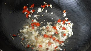 酸笋辣炒毛豆的做法步骤：4