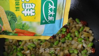 酸笋辣炒毛豆的做法步骤：9