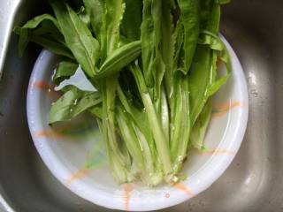蒜香油麦菜的做法步骤：2