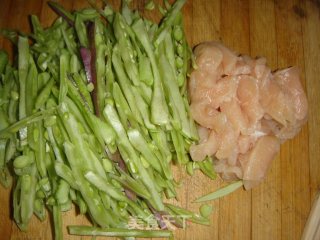 鸡肉片炒扁豆丝的做法步骤：1