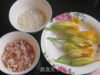 南瓜花糯米粥的做法步骤：1