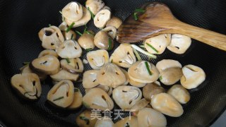 虾油草菇炒毛豆的做法步骤：7