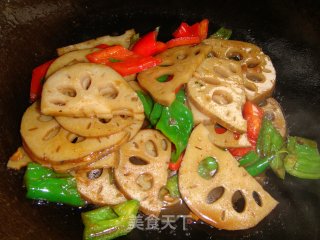 青红椒炒卤藕的做法步骤：7
