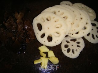 鲫鱼莲藕汤的做法步骤：2