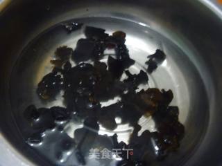 【爽口凉菜】木耳拌莲藕的做法步骤：1