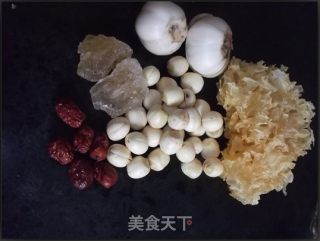 莲子百合雪耳红枣炖冰糖的做法步骤：1