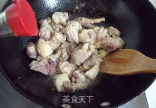 金秋时节的家常滋补餐----板栗烧鸡饭的做法步骤：4