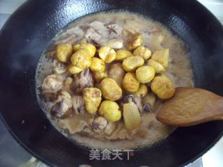 金秋时节的家常滋补餐----板栗烧鸡饭的做法步骤：7