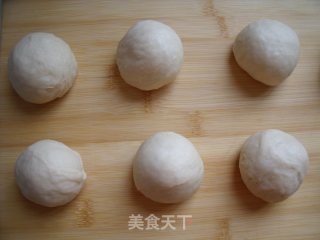 有心的面包更甜蜜---蜜豆小花包的做法步骤：3