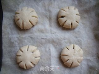 有心的面包更甜蜜---蜜豆小花包的做法步骤：8