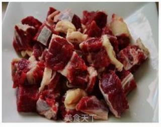 牛腩炖萝卜的做法步骤：1