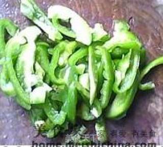 鱿鱼炒菜椒的做法步骤：8