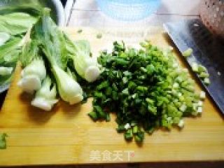 简易快餐--韭菜煎蛋饭的做法步骤：1