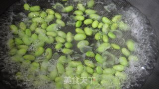 毛豆拌萝卜干的做法步骤：1