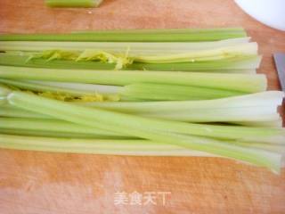 素炒西芹三丝的做法步骤：3