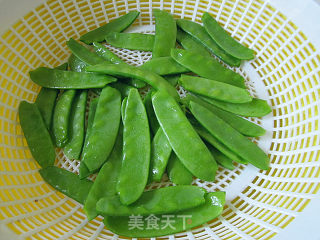 荷豆洋葱炒鱼柳的做法步骤：1
