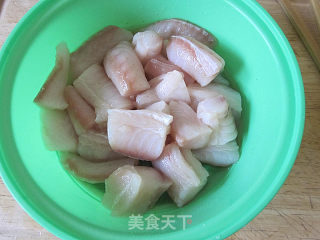 荷豆洋葱炒鱼柳的做法步骤：2