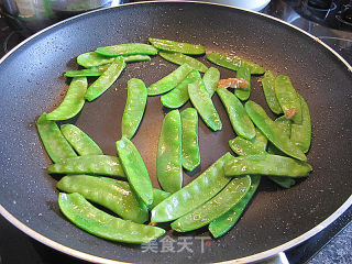 荷豆洋葱炒鱼柳的做法步骤：5