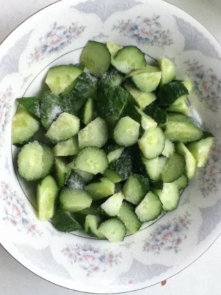 酸辣腌黄瓜的做法步骤：1