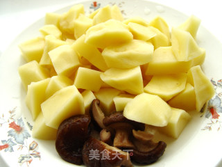 土豆炖肉丸的做法步骤：2