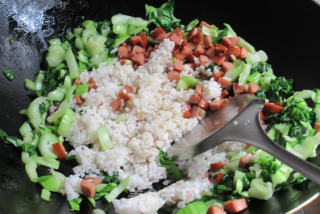 脆皮肠青菜炒饭的做法步骤：6
