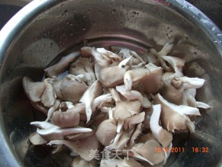 菠菜拌平菇的做法步骤：1