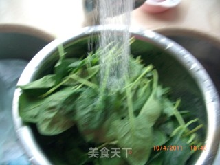 菠菜拌平菇的做法步骤：2