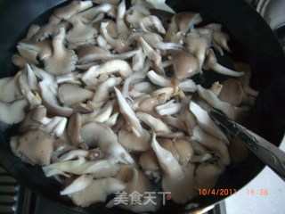 菠菜拌平菇的做法步骤：3