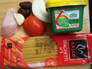 番茄肉酱面的做法步骤：1