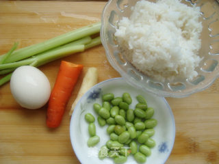 剩饭的美味---香芹蛋炒饭的做法步骤：1