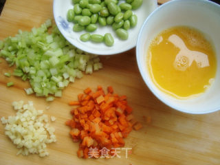 剩饭的美味---香芹蛋炒饭的做法步骤：2