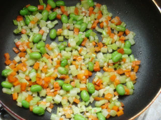 剩饭的美味---香芹蛋炒饭的做法步骤：5