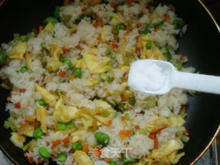 剩饭的美味---香芹蛋炒饭的做法步骤：7