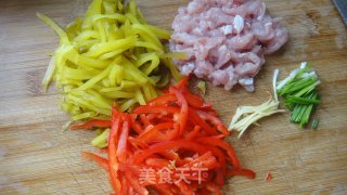 榨菜肉丝炒毛豆的做法步骤：2