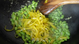 榨菜肉丝炒毛豆的做法步骤：7