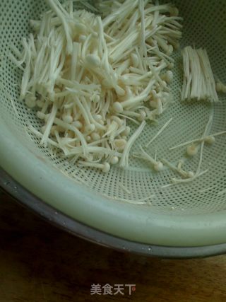 金针菇炒牛肉的做法步骤：1