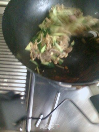 金针菇炒牛肉的做法步骤：7