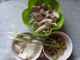 白玉菌菇蛤蜊汤的做法步骤：1