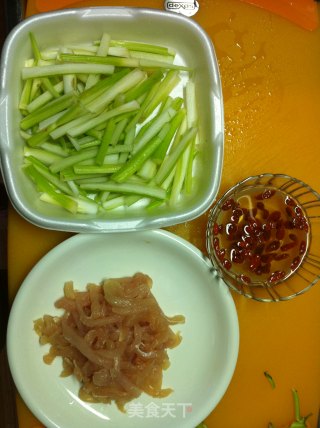 枸杞西芹鸡丝小炒的做法步骤：1