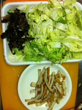 木耳白菜鱼饼小炒的做法步骤：1