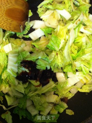 木耳白菜鱼饼小炒的做法步骤：2